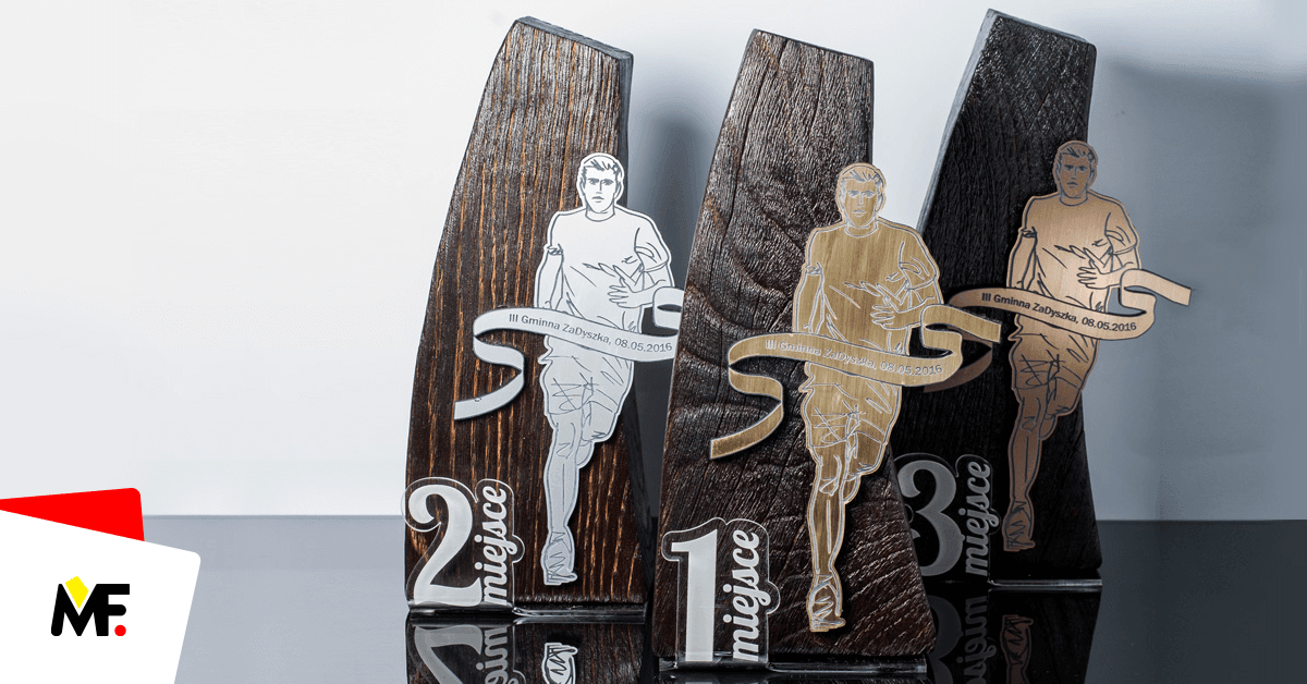 Statuetki na drewnianej podstawie dla biegaczy